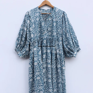 Belle robe en coton à motifs floraux, imprimée à la main, pour un usage décontracté. - Product Image 2