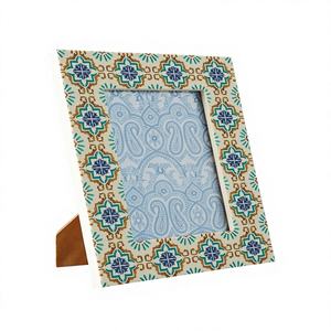 Cadres photo verticaux en os incrusté faits à la main avec motif échiquier, fixation murale réglable et installation facile - Product Image 3