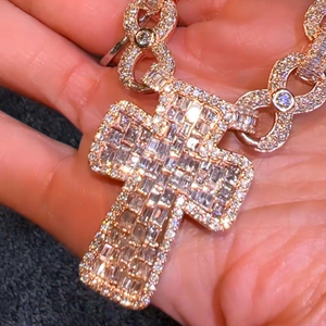 Pendentif Croix en Moissanite Plaqué Or Rose avec Pierres Taille Baguette Serties en Canal, Charme Religieux de Luxe Unisexe - Product Image 3