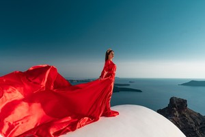 Robe longue de soirée élégante et luxueuse pour femme, rouge cramoisi vibrant, en satin de soie, avec une traîne extra longue et fluide, pour un look spectaculaire. - Product Image 2
