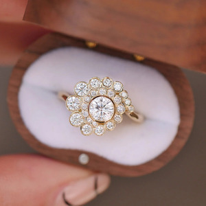 Anillo de Oro Amarillo con Racimo Floral y Halo de Diamantes Cultivados en Laboratorio - Product Image 3