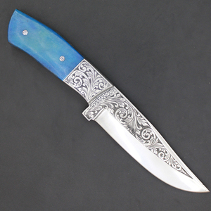 Cuchillo de caza artesanal de hoja fija con hoja de acero grabada con punta en forma de gota y mango de madera. - Product Image 5
