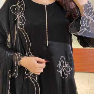 Ensemble de costume de soirée en satin de créateur avec travail de diamants - Product Image 4