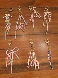 Porte-clés élégant fait main avec broderie perlée et un magnifique savoir-faire pour clés, sacs et accessoires personnels - Product Image 4