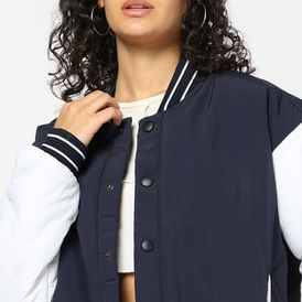 Chaqueta Varsity Corta Personalizada para Mujer, Diseño de Parche Legendario Fearless en Marrón y Blanco, Ropa Urbana OEM - Product Image 2