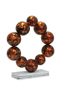 Escultura moderna de aluminio con diez esferas marrones y negras marmoleadas dispuestas en un anillo circular sobre un pedestal de mármol con cuentas. - Product Image 3