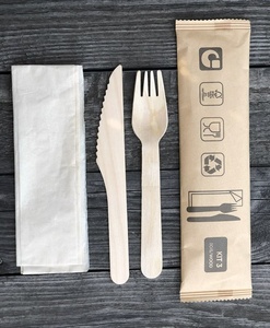 Kit d'ustensiles en bois de bouleau compostables en gros (fourchette, couteau, cuillère) avec serviette pour la livraison de repas et l'emballage des plateaux de repas en avion - Product Image 4