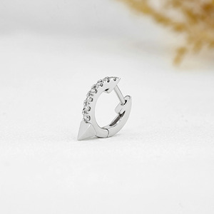 Pendientes de Aro con Flecha de Oro Blanco y Diamantes Cultivados en Laboratorio - Product Image 1
