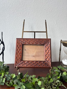 Marco de fotos decorativo de madera tallada para decoración de pared de estilo bohemio con motivos artísticos, detalles artesanales y ambiente ecletico. - Product Image 2