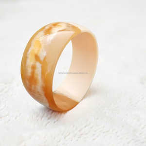 Adorno Artesanal de Cuerno y Resina, Elegante y Natural para Mujer, al Mejor Precio - Product Image 3