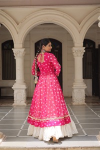 Lehenga Choli de diseño étnico tradicional indio, colección Navaratri, con estampado Bandhani y diseño Kutchi para mujeres, ropa elegante. - Product Image 4