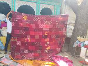 Tissu patchwork recyclé avec couture Kantha pour textiles de maison, couvre-journaux, housses de coussin et projets d'artisanat - Product Image 2