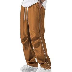 กางเกงแทร็คทรงหลวมสไตล์สตรีทแวร์สำหรับผู้ชาย พิมพ์ลายปักแบบกำหนดเอง ผู้ผลิต OEM - Product Image 1