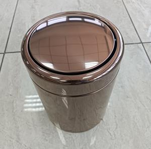 Poubelle élégante en métal finition or rose classique pour bureau, lieu de travail, réception, espaces professionnels et usage domestique - Product Image 4