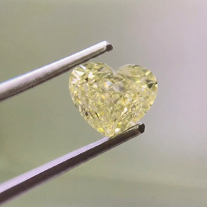 Diamant de laboratoire en vrac, taille brillant cœur, 1,50 carat, clarté VS1, jaune vif fantaisie, certifié IGI, excellente taille, vente en gros - Product Image 1
