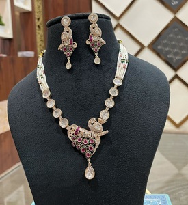 Magnifique ensemble collier et boucles d'oreilles pour femme en laiton plaqué or antique de qualité supérieure, orné de moissanite et de Kundan, idéal pour fiançailles et mariage - Product Image 2