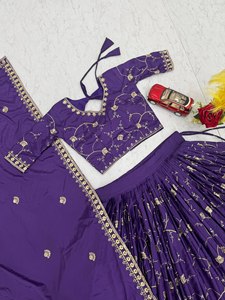 Ensemble Lehenga brodé violet style Banarasi avec chemisier et dupatta, tenue de mariage indienne - Product Image 3