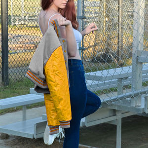 Chaqueta Corta Estilo Universitaria para Mujer, Color Gris y Amarillo, Estilo Bomber, Mangas de Cuero Sintético, Ropa Exterior Informal, Moda Femenina - Product Image 3