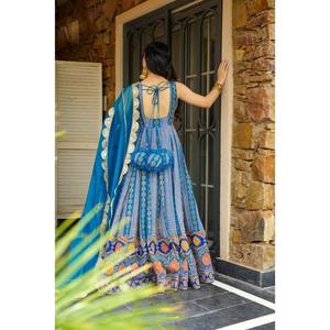 Vestido de diseñador y hermosa Dupatta para fiestas Elegantes vestidos de carrera Look - Product Image 4