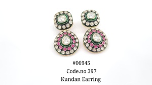 ต่างหูทองเหลืองชุบทองแบบหยดน้ำ ประดับมินาการี รุ่น 06945Kundan สำหรับผู้หญิง สวมใส่ในงานแต่งงาน งานปาร์ตี้ หรืองานเฉลิมฉลองต่างๆ - Product Image 2