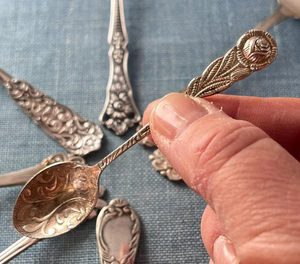 7 Piece Vintage Flatware Set <b>Gold</b> Tone Spoons Fork with Ornate Floral Handles <b>Gold</b> <b>Cutlery</b> Stainless Steel Royal Forks Knives - Product Image 4