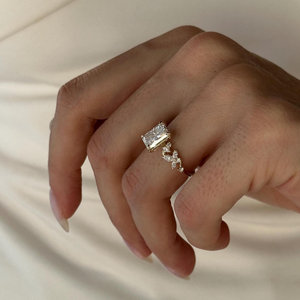 Anillo de Compromiso con Diamante Corte Radiante en Oro de 10K, Anillo de Boda Clásico para Mujer - Product Image 1