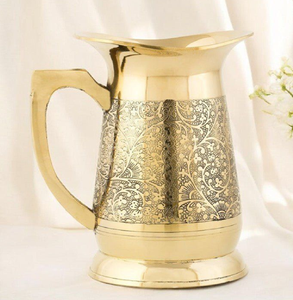 Pichet luxueux plaqué laiton, orné d'un motif floral en relief et d'une poignée robuste, disponible au prix de gros - Product Image 1