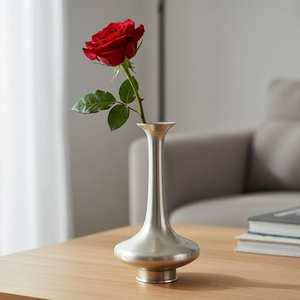 Jarrón minimalista de latón con acabado plateado mate y un solo tallo, con borde acampanado que sostiene una rosa roja, disponible a precios de mayorista. - Product Image 1