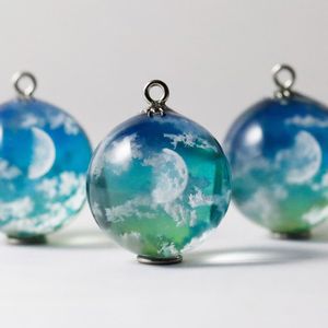 100 Piezas de Dijes Transparentes con Diseño de Cielo Azul y Nubes Blancas, Bolas de Resina para Hacer Collares, Pendientes y Joyería DIY, Adornos Navideños - Product Image 3