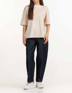 Camiseta Informal Transpirable Premium para Mujer, Camiseta Beige Extra Grande, Camiseta Clásica Beige con Hombros Caídos, Corte Moderno Extra Grande - Product Image 3