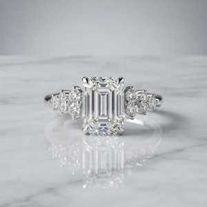 Anillo de compromiso de lujo con moissanita de corte esmeralda de 3 quilates y diseño de racimo de tallos divididos, de plata 925, regalo romántico para tu pareja - Product Image 2