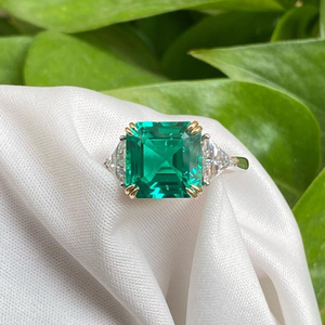 Anillo de compromiso de oro blanco de doble engaste con moissanita verde talla Asscher y piedras laterales de corte triangular, anillo de oro macizo de 10K - Product Image 2