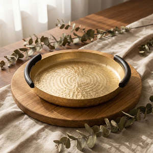Plateau de service portable de luxe en laiton martelé fait main avec poignées en bois, finition métallique polie, usage résidentiel, décoratif pour l'Aïd et le Ramadan - Product Image 2