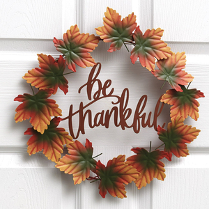 Magnifique couronne de feuilles d'érable en métal avec inscription « Be Thankful », parfaite pour la décoration de la porte d'entrée pour Thanksgiving et les fêtes d'automne. - Product Image 1