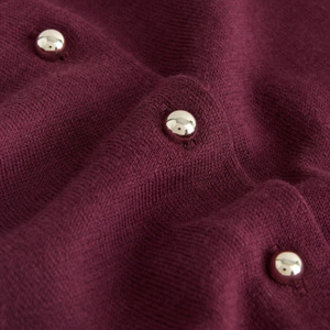 Cardigan en coton doux rouge bordeaux pour femme, col en V, manches longues, boutonnage frontal, maille tricotée avec poches, style simple, collection automne, vente en gros - Product Image 6