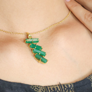 Collier pendentif avec 4 breloques crayon, chaîne tendance avec quatre breloques crayon - Product Image 1