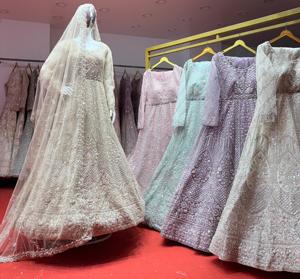 Lehenga เจ้าสาวยาวดีไซเนอร์กับงานหนักบิตแฟนซีงานและ jarstones สวยงามสำหรับงานปาร์ตี้ยาวถึงพื้น - Product Image 5