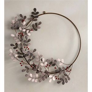 Couronne murale en métal en gros, décoration rustique ronde en fer avec feuilles artificielles et baies rouges pour l'intérieur de la maison - Product Image 1