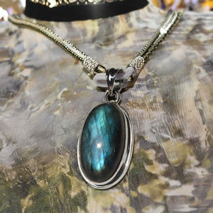 Pendentif unisexe en argent sterling 925 925 à la mode de forme ovale Flashy Natural Healing Labradorite Bezel Setting Hindouism - Product Image 1