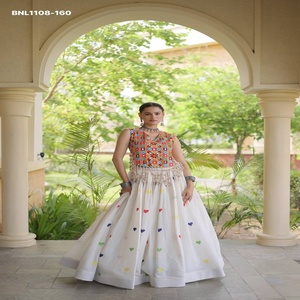 Tenue de festival : Lehenga évasé en coton Cora avec broderie en fil et motif cœur, et Blouse brodée avec travail de miroirs Gamthi. Ensemble Navratri. Exportateur indien. - Product Image 1