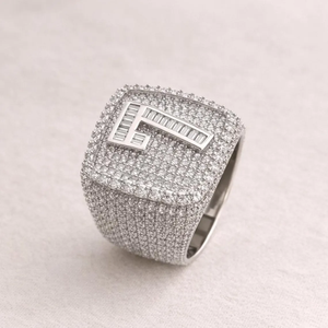 Bague de luxe en moissanite taille radiant avec lettres, style hip-hop, plaqué rhodium, pavé de pierres, bijou de déclaration pour mariage - Product Image 1