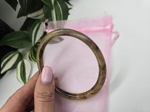 Bracelet manchette tubulaire fin en résine marbrée marron fumé, fait main, empilable, pour femme - Product Image 4