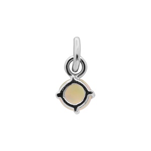 Pendentif solitaire en or blanc massif 9 carats avec opale blanche naturelle ronde cabochon sertie de griffes - Collection Memoria Jewels (Vente en gros) - Product Image 5