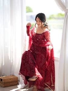 Ensemble Salwar Kameez pour femme en mousseline brodée à imprimé floral bordeaux, robe Anarkali à manches longues, châle, taille naturelle, style indien festif - Product Image 2