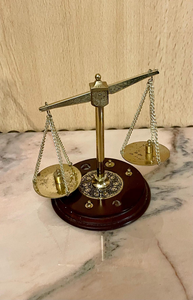 Balance de précision vintage en laiton avec poutre gravée ornée, base en bois et poids en laiton – Balance d'apothicaire antique décorative - Product Image 5