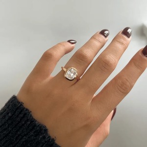Anillo con Bisel de Diamante Cultivado en Laboratorio de 2.40CT, Corte Cojín, Oro Amarillo, Proveedor de Joyería Nupcial - Product Image 6