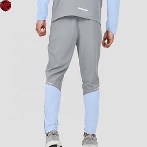 Pantalon de jogging streetwear personnalisé pour homme, coupe droite oversize, en polyester et nylon, avec bandes latérales personnalisées, style loisirs - Product Image 4