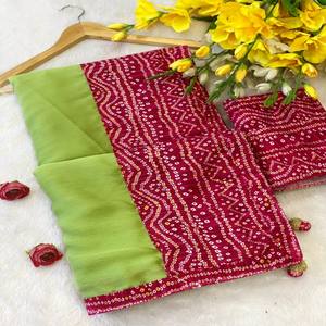 Sari de Chifón Premium VASTRA COTTAGE con Estampado Tradicional Bandhani y Borde en Contraste con Borlas - Product Image 2