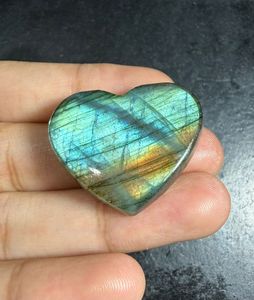 Piedra Preciosa de Labradorita Natural con Corte de Corazón, Iridiscente Azul Verde Amarillo Pulido para Joyería - Product Image 1