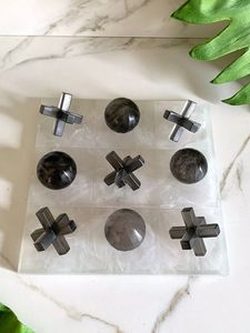 Jeu de société Tic Tac Toe contemporain en résine pour accessoires de maison minimalistes avec des pions X et O, jeu de morpion - Product Image 1